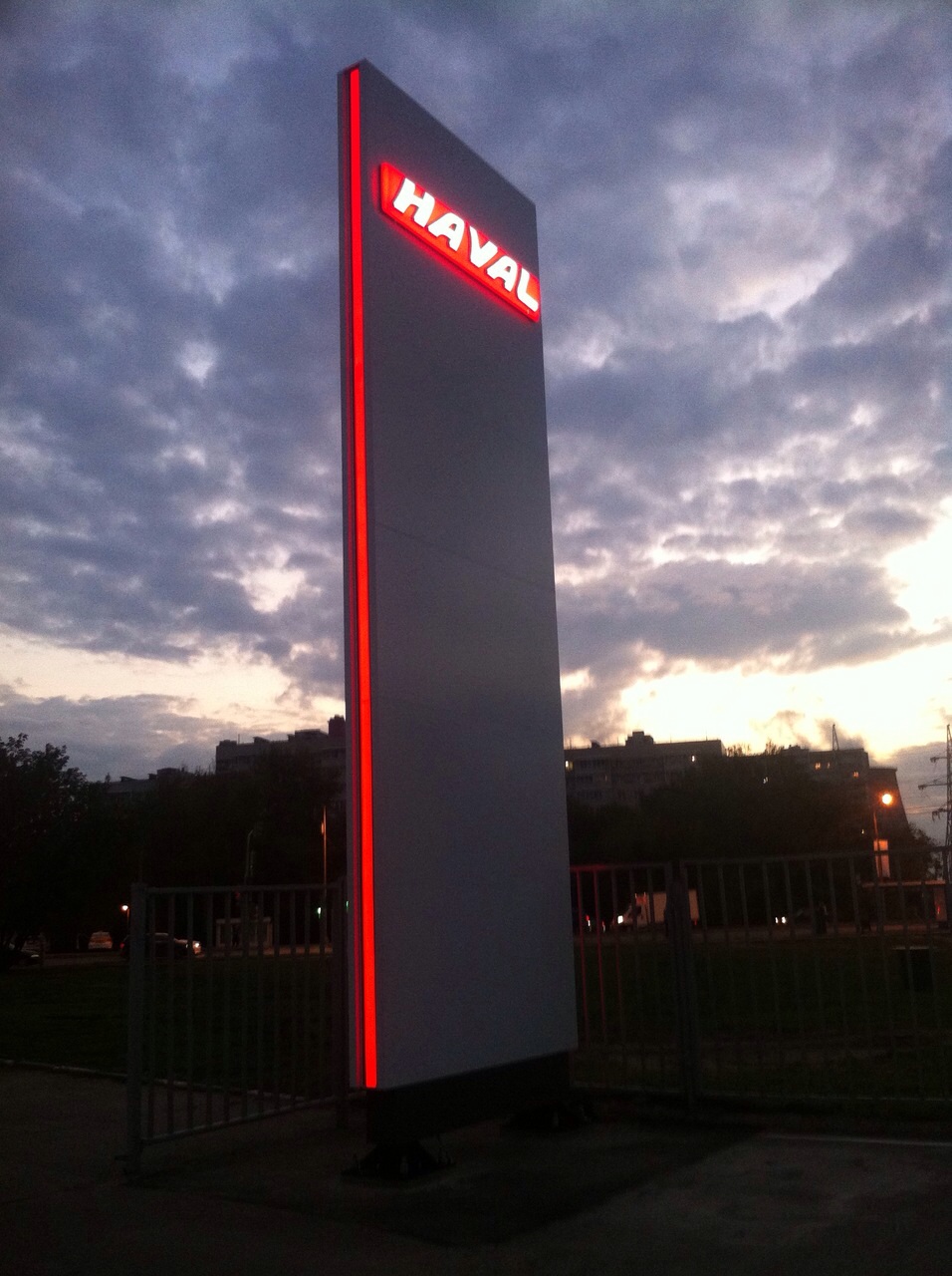 Рекламная стелла Haval, высотой 9 метров, выполнена из композитного материала, логотип формованный со светодиодной подсветкой